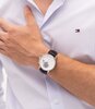 Horloge TOMMY HILFIGER STEWART Heren 1710746 Analoog Behuizing MINERAAL Wit Bracelette Leer Bruin Etanchéiteiten 5BAR
